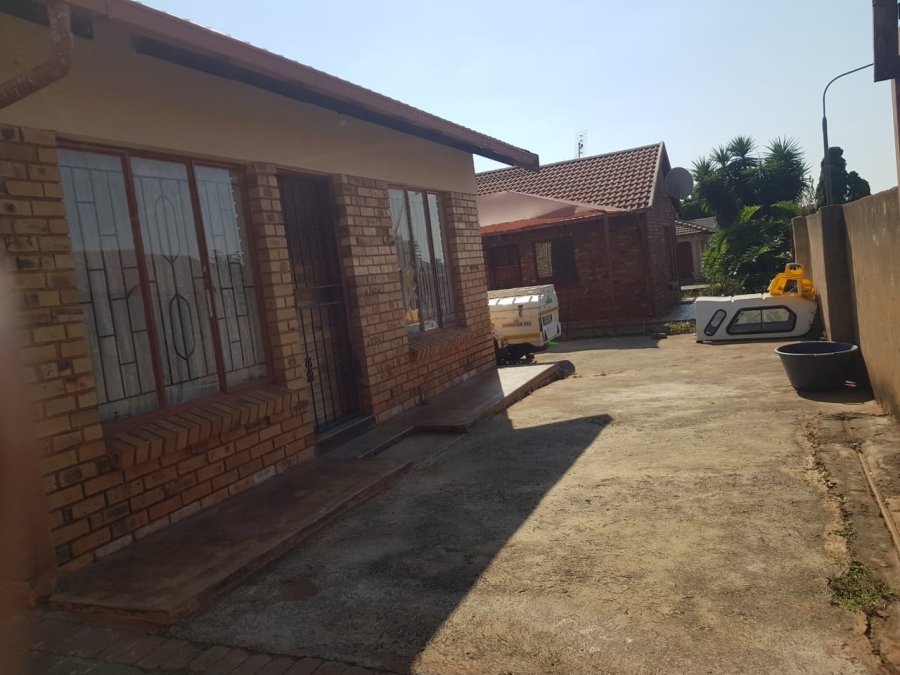 2 Bedroom Property for Sale in Geelhoutpark North West